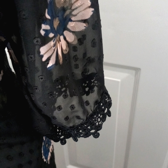 Womens Sz Med Cover-up or light weight house coat (see through) with 🌼 flowers - Picture 7 of 7